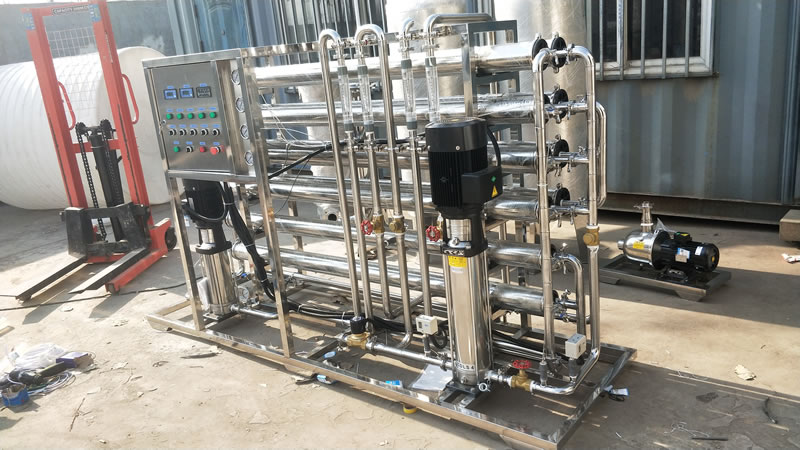 唐山一家日本企業(yè)上的2噸反滲透純凈水設(shè)備，工廠生產(chǎn)車間對(duì)電子設(shè)備沖洗用水